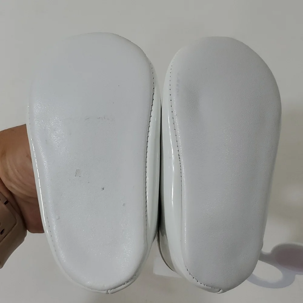 The Children's place white dress shoes with silver Glittery heart size 3-6 month
